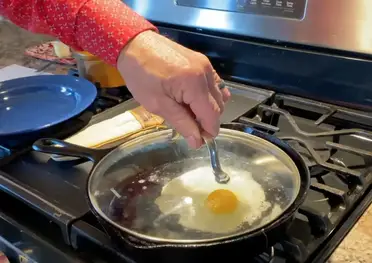 This giant cast iron skillet can theoretically fry 650 eggs at once