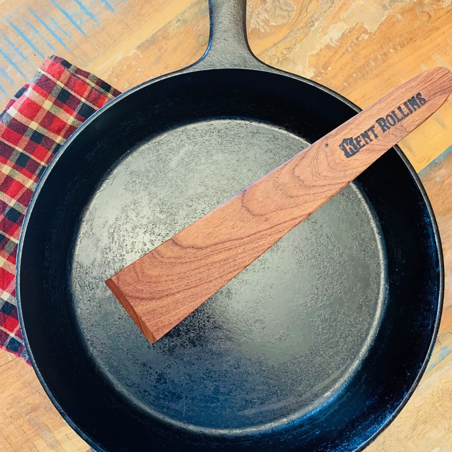 Kent Rollins - If you're just starting out on cast iron, I don't recommend  seasoning with a paper towel. Paper towels can leave lint behind. Instead,  try a lint free cloth. Bandanas