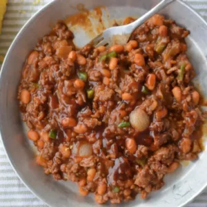 A bowl of chili with beans and ground beef.