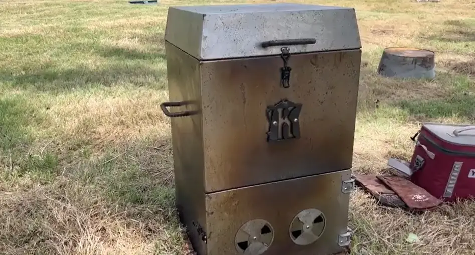 Sneak-Peak of Kent Rollins' latest collaboration with Hasty Bake. This is the prototype of the not yet available smoker.